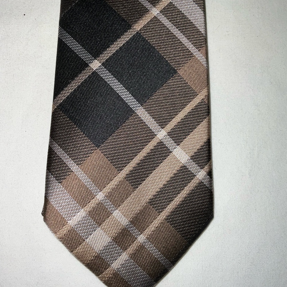 APT 9 Men’s Kanabec Plaid Neck Tie. Primary colors are gray and brown. NWT.